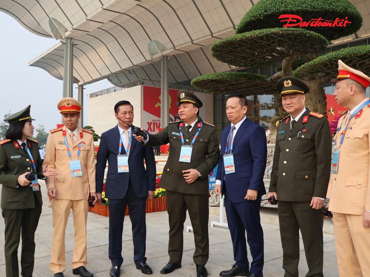 Thiếu tướng Phạm Thanh Hùng, Tư lệnh Bộ Tư lệnh Cảnh vệ&nbsp;và Đại tá Nguyễn Tiến Đạt, Phó Giám đốc CATP Hà Nội cùng  kiểm tra chỉ đạo công tác bảo vệ an ninh, an toàn buổi tổng duyệt Đại hội Đảng.