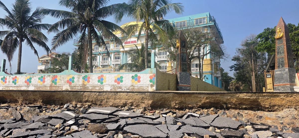 Sạt lở đang đe dọa hủy hoại mùa du lịch năm 2026 của Hải Tiến... Ảnh: Nguyễn Chung.