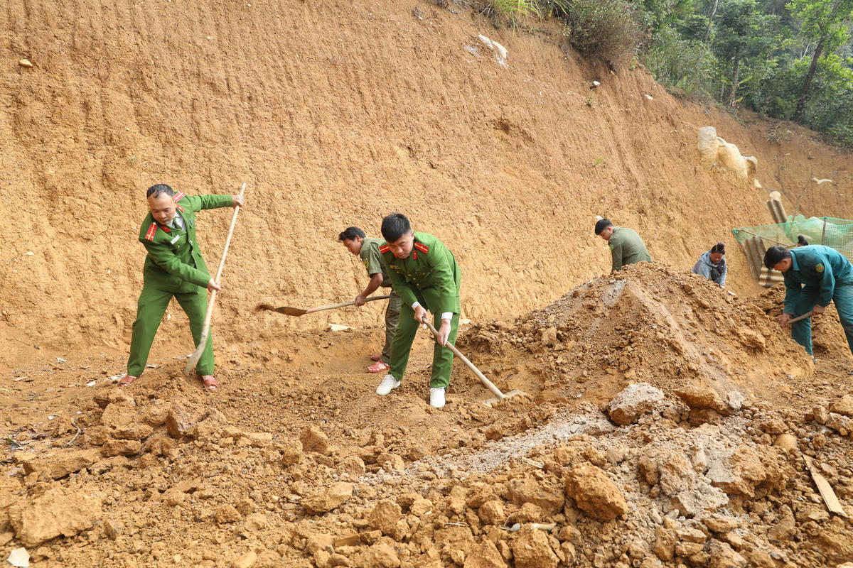 Bộ Công an hỗ trợ kinh phí xây nhà cho 13 gia đình trên địa bàn xã Chiềng Mai, tỉnh Sơn La.