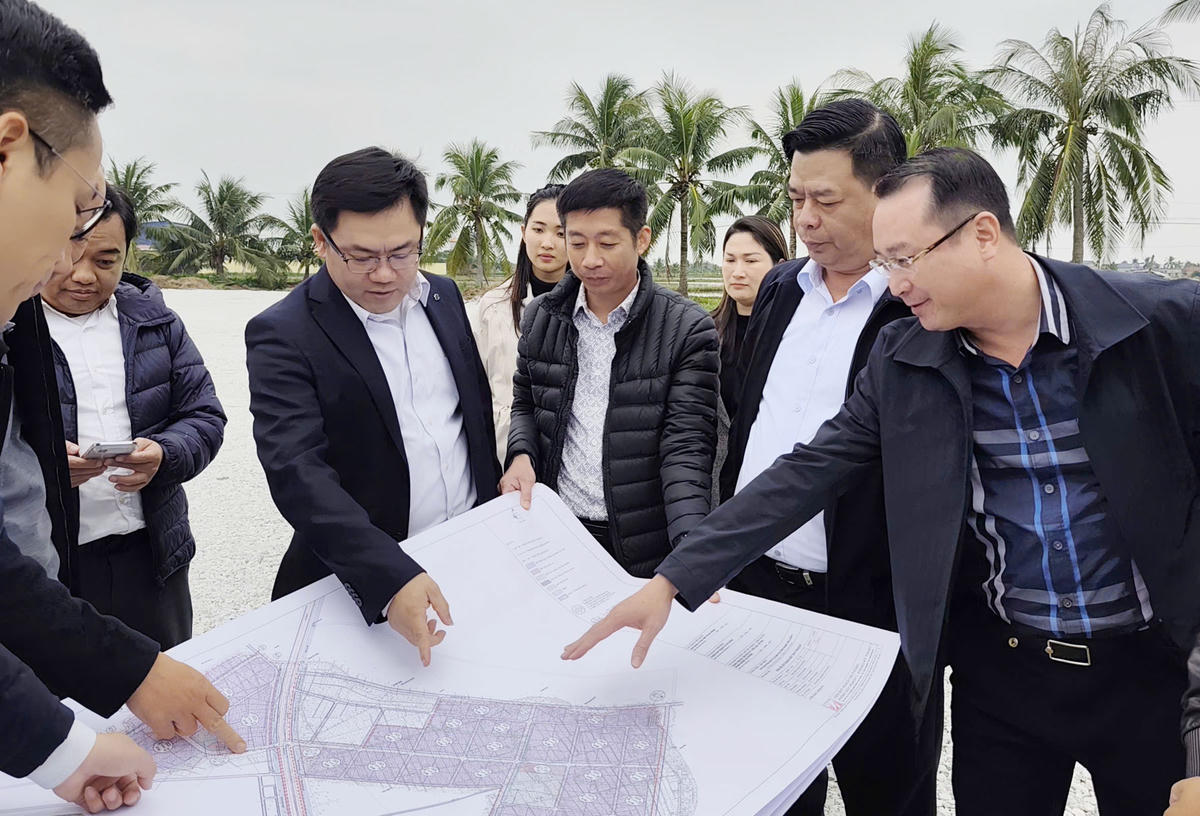 Ông Phạm Văn Thép, Trưởng Ban Quản lý Khu kinh tế Hải Phòng kiểm tra công tác chuẩn bị cho lễ khởi công. Ảnh: VY.&nbsp;