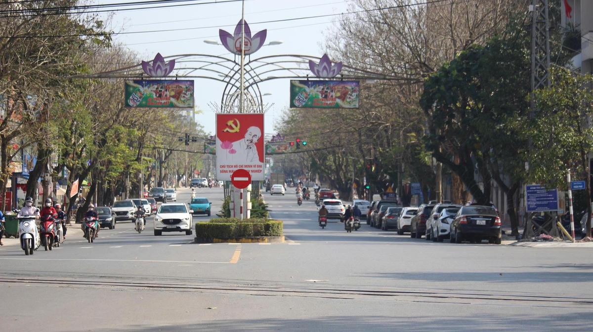 Việc triển khai, hoàn thiện dự án nhằm tạo cảnh quan đô thị và điểm nhấn cho tuyến đường Hùng Vương - trục giao thông trung tâm của các phường Đông Hà và Nam Đông Hà, từng bước hoàn thiện, đồng bộ hệ thống hạ tầng, góp phần chỉnh trang đô thị, tại tuyến phố văn minh, hiện đại, phục vụ phát triển kinh tế - xã hội của địa phương. Ảnh: DLả