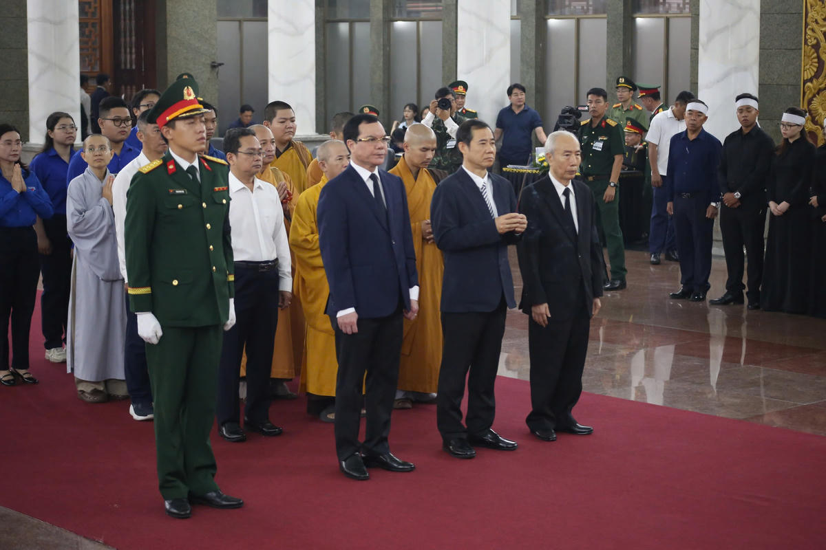 Đoàn Ủy ban Trung ương MTTQ Việt Nam vào viếng đồng chí Đại tướng Lê Văn Dũng. Ảnh: T.L