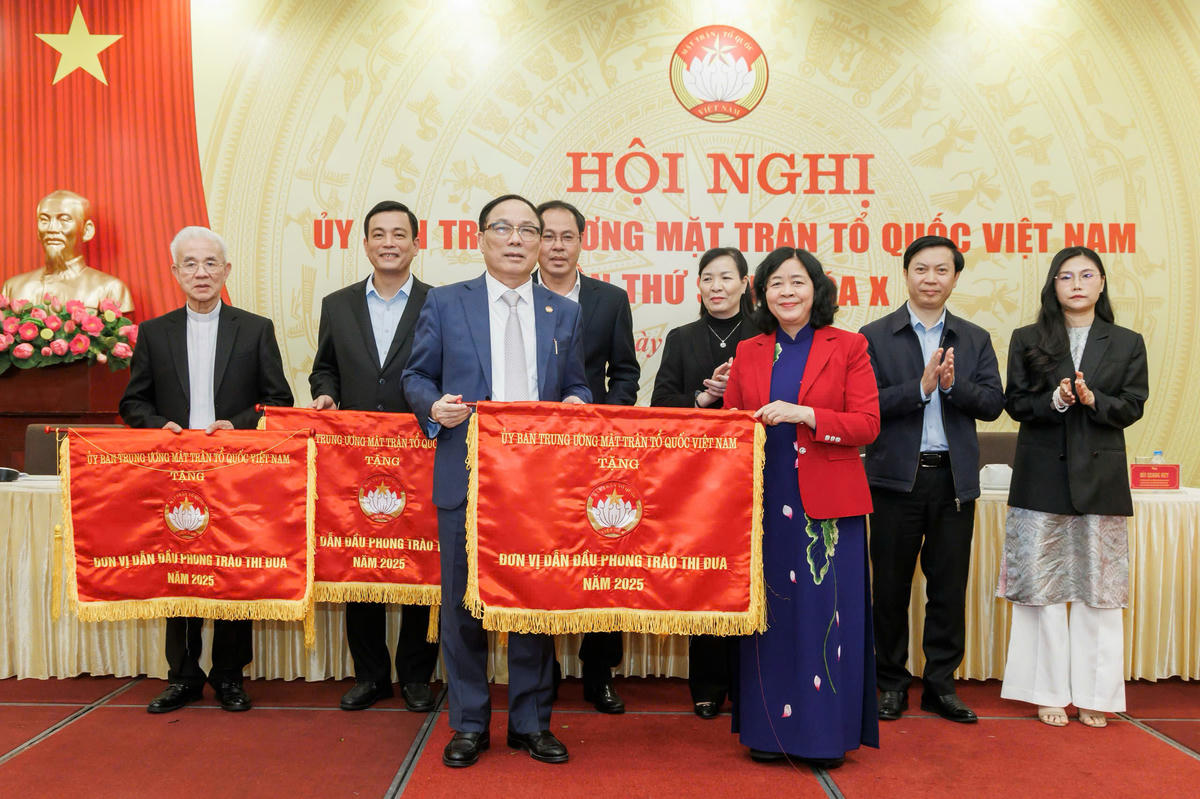 Chủ tịch Bùi Thị Minh Hoài tặng Cờ thi đua của UBTƯ MTTQ Việt Nam cho Hiệp hội Bệnh viện tư nhân Việt Nam ghi nhận thành tích xuất sắc trong công tác Mặt trận năm 2025. . Ảnh: Quang Vinh.