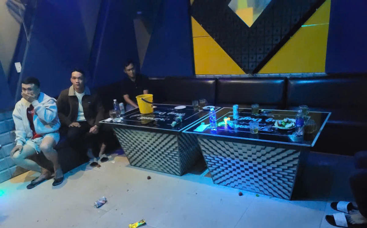 Lực lượng Công an phát hiện các đối tượng sử dụng ma túy trong quán karaoke. Ảnh: CV.