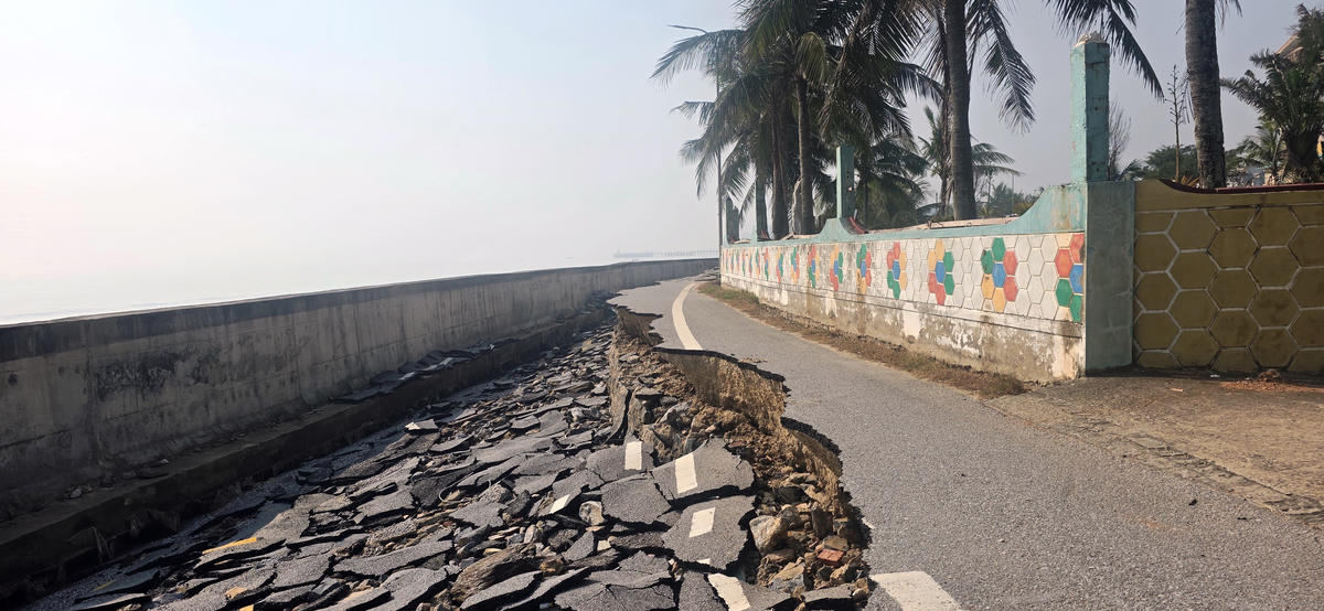 Ở nhiều đoạn, sạt lở chỉ còn nằm cách khu vực tường rào của khách sạn chưa đến 1m. Ảnh: Nguyễn Chung.