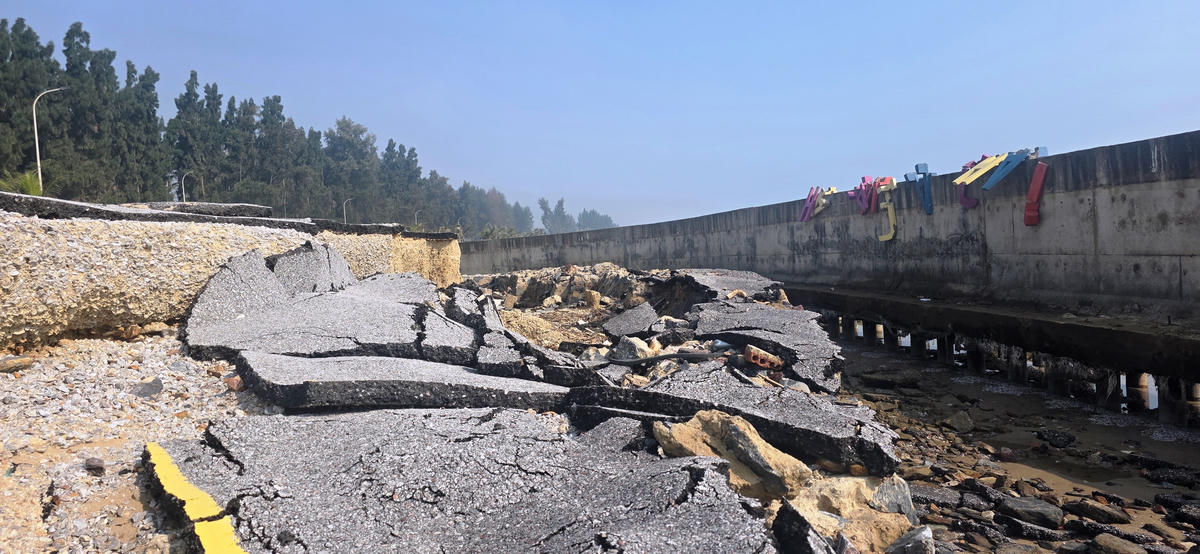 Sóng biển kéo sụp con đường ven biển. Ảnh: Nguyễn Chung.