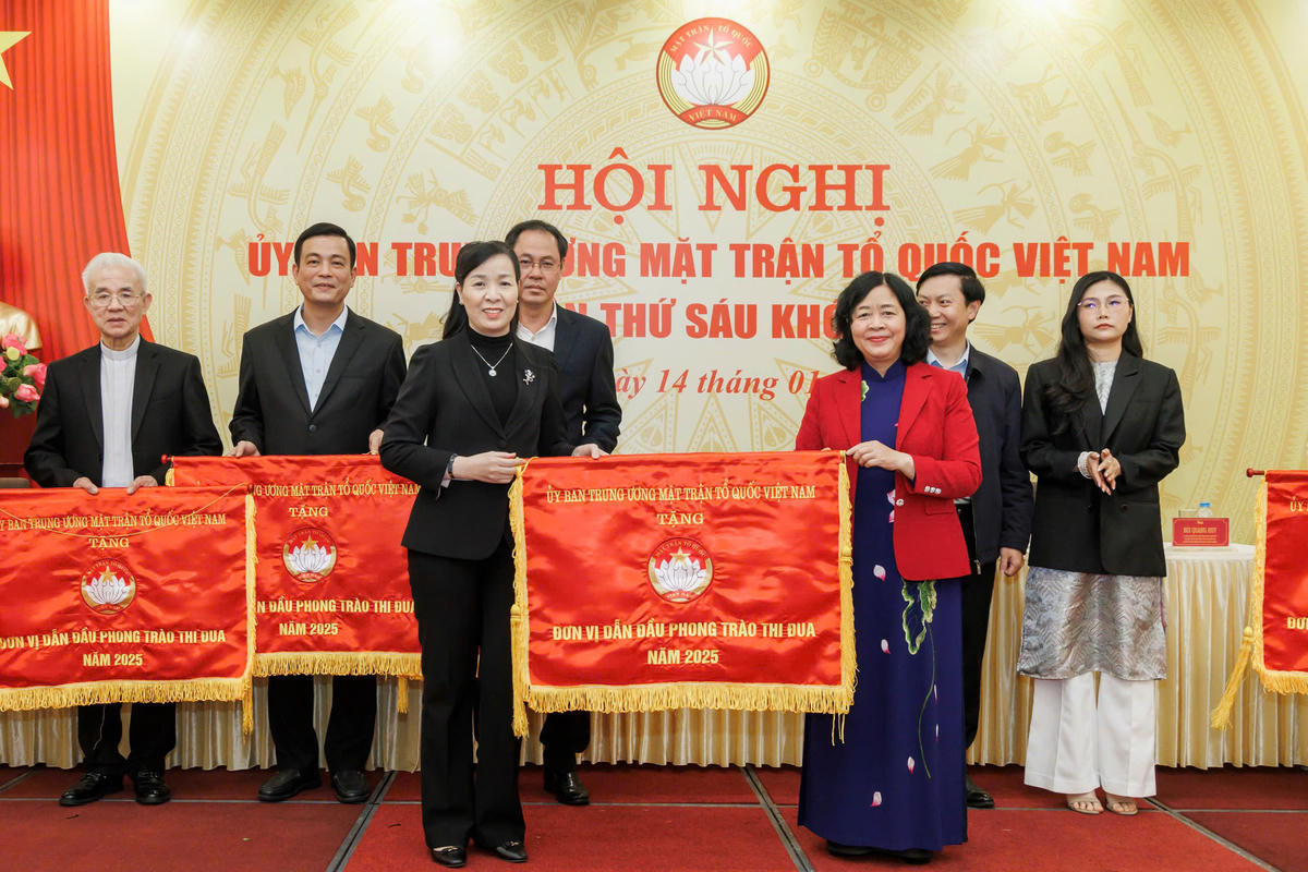 Chủ tịch Bùi Thị Minh Hoài tặng Cờ thi đua của UBTƯ MTTQ Việt Nam cho Ủy ban MTTQ Việt Nam tỉnh Bắc Ninh ghi nhận thành tích xuất sắc trong công tác Mặt trận năm 2025. Ảnh: Quang Vinh.