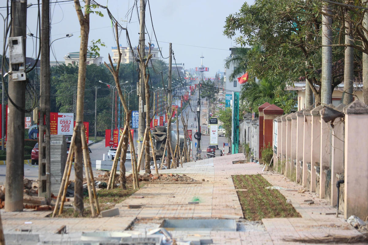 Tranh thủ thời tiết thuận lợi, các đơn vị đang nỗ lực đẩy nhanh tiến độ. Ảnh: DL.