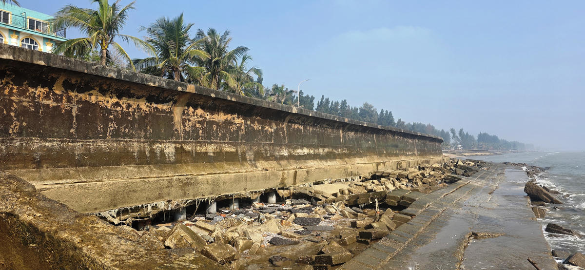 Phía ngoài bờ kè, sóng biển đã làm sạt mái kè và làm lộ phần chân đế. Ảnh: Nguyễn Chung.