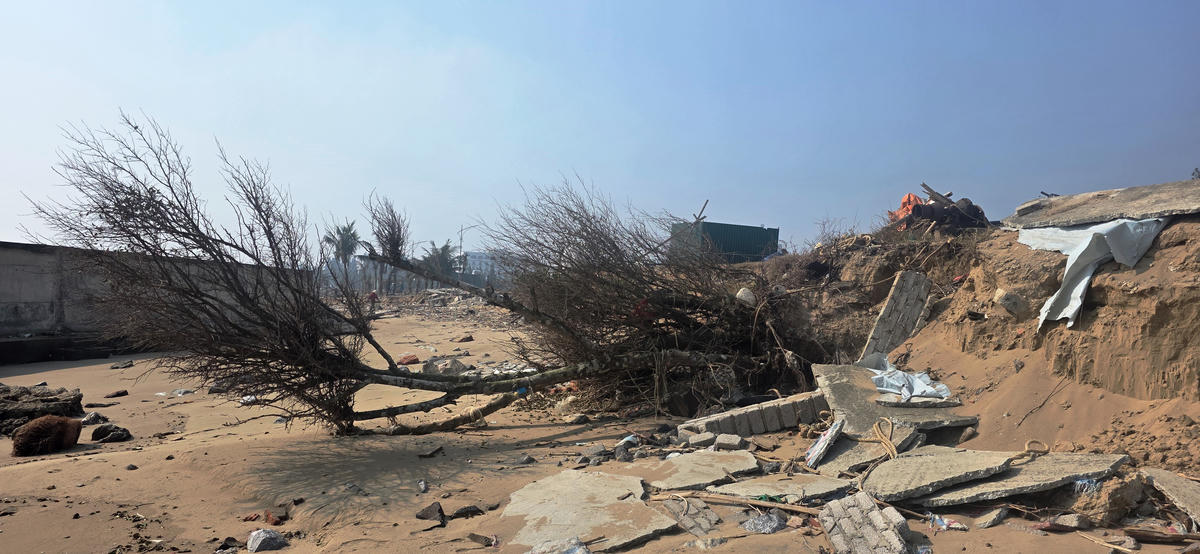 Nếu không sớm có phương án xử lý, tình trạng sạt lở sẽ trực tiếp đe dọa đến hàng nghìn hộ dân sinh sống trong khu vực. Ảnh: Nguyễn Chung.