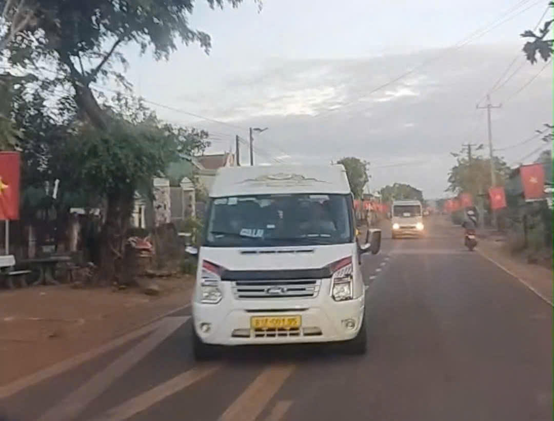 Một trong 3 xe khách tạt đầu, tranh giành khách trên quốc lộ 14C. Ảnh: CV.