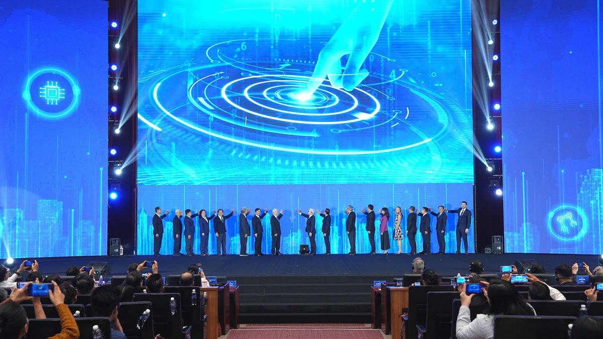 Nguyên Chủ tịch nước Nguyễn Minh Triết cùng các lãnh đạo TP Hồ Chí Minh thực hiện nghi thức nhấn nút công bố Đô thị khoa học công nghệ Bắc TP Hồ Chí Minh. Ảnh: Q.Đ.