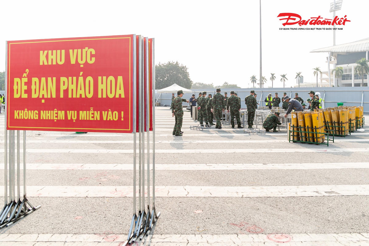 Lực lượng quân đội khẩn trương hoàn tất lắp đặt, căn chỉnh hệ thống ống phóng pháo hoa trên toàn bộ trận địa. 