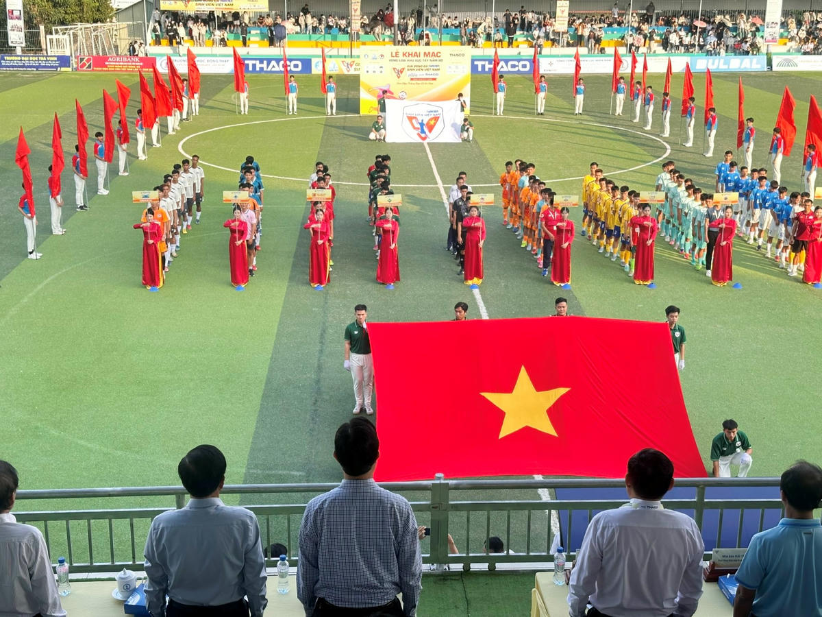 Lãnh đạo tỉnh Đồng Tháp và Ban tổ chức tặng hoa chúc mừng cho các đội bong và tổ trọng tài. Ảnh: Trung Ngãi.