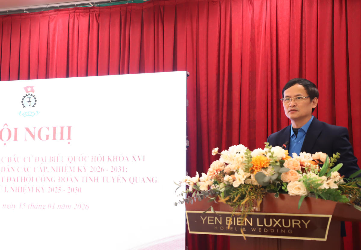 Ông Triệu Tài Phong, Phó Chủ tịch Ủy ban MTTQ Việt Nam tỉnh Tuyên Quang, Chủ tịch Liên đoàn Lao động tỉnh phát biểu tại hội nghị. Ảnh: N.Q