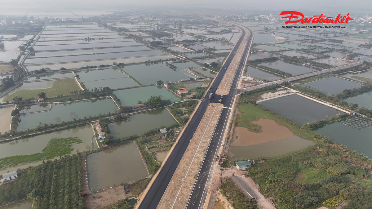 Tiếp nối đoạn đã hoàn thành, hơn 7km tuyến đường từ Km 18+ 400 đến tỉnh lộ 428 đã được thi công, đạt trên 90% khối lượng.&nbsp;