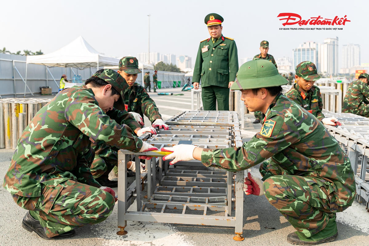 UBND TP Hà Nội giao Bộ Tư lệnh Thủ đô Hà Nội phối hợp với các cơ quan chức năng của Bộ Quốc phòng nắm kết quả kiểm tra, đánh giá hợp quy, bảo đảm các tiêu chuẩn, quy chuẩn kỹ thuật, chủng loại, nhãn hiệu, nước và năm sản xuất, hạn sử dụng đối với pháo hoa nhập khẩu; đồng thời bảo đảm đủ điều kiện đối với lực lượng chuyên gia nước ngoài và các lực lượng tham gia thực hiện nhiệm vụ bắn pháo hoa.
