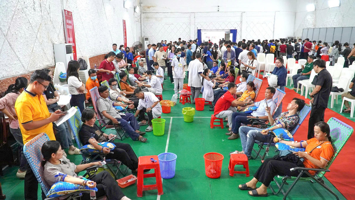 Đông đảo cán bộ, công nhân viên chức lao động, đoàn viên thanh niên, người dân An Giang tham gia hiến máu tình nguyện tại lễ phát động chiến dịch vận động hiến máu tình nguyện dịp Tết và lễ hội Xuân hồng năm 2026. Ảnh Nguyễn Minh.