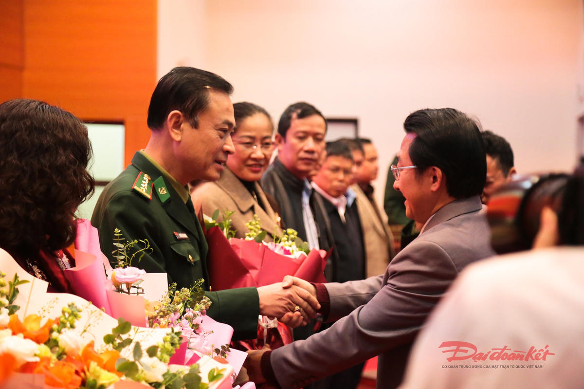 Lãnh đạo tỉnh Lai Châu tặng hoa chúc mừng thành công hội nghị ký quy chế phối hợp. Ảnh: Hân Nguyễn.