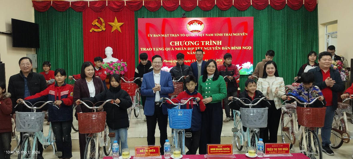 Phó Bí thư Tỉnh ủy, Chủ tịch Ủy ban MTTQ Việt Nam tỉnh Thái Nguyên và lãnh đạo Hội đoàn thể trao 30 xe đạp cho học sinh nghèo. Ảnh: Hải Ly.