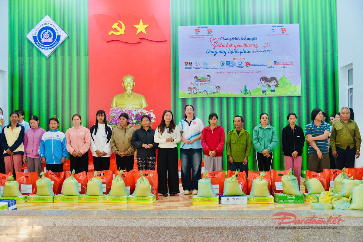 Trao tặng 50 phần quà cho các hộ gia đình có hoàn cảnh khó khăn.