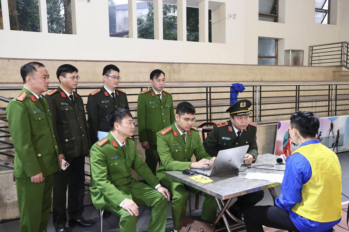 Công an tỉnh Tuyên Quang lấy lời khai của các đối tượng. Ảnh: Công an tỉnh Tuyên Quang.