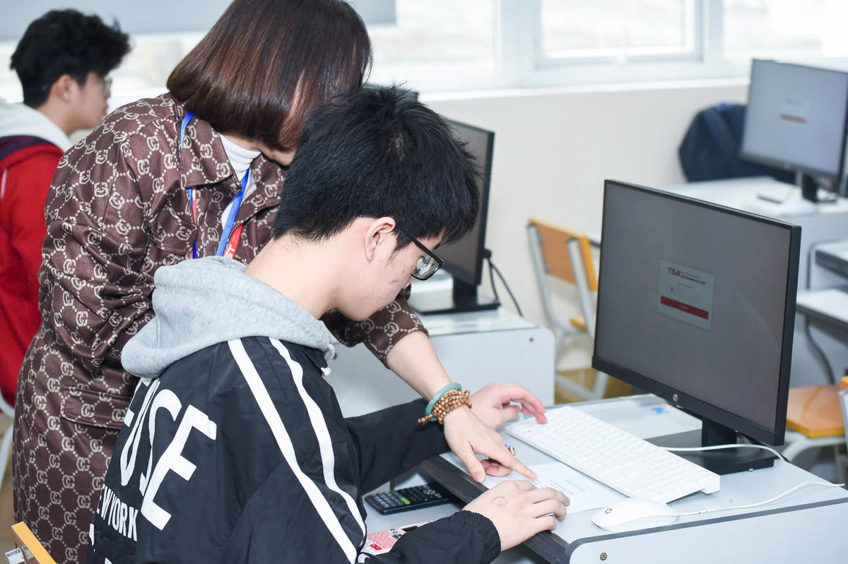 Thí sinh dự thi đánh giá tư duy năm 2025 của Đại học Bách khoa Hà Nội.