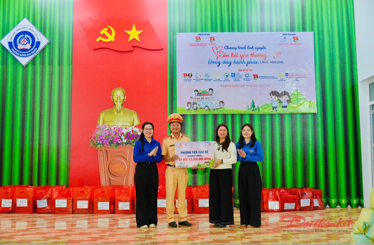 Đại úy Trịnh Trung Hiếu – Phó Bí thư Đoàn Cục Cảnh sát giao thông trao quà tại chương trình.