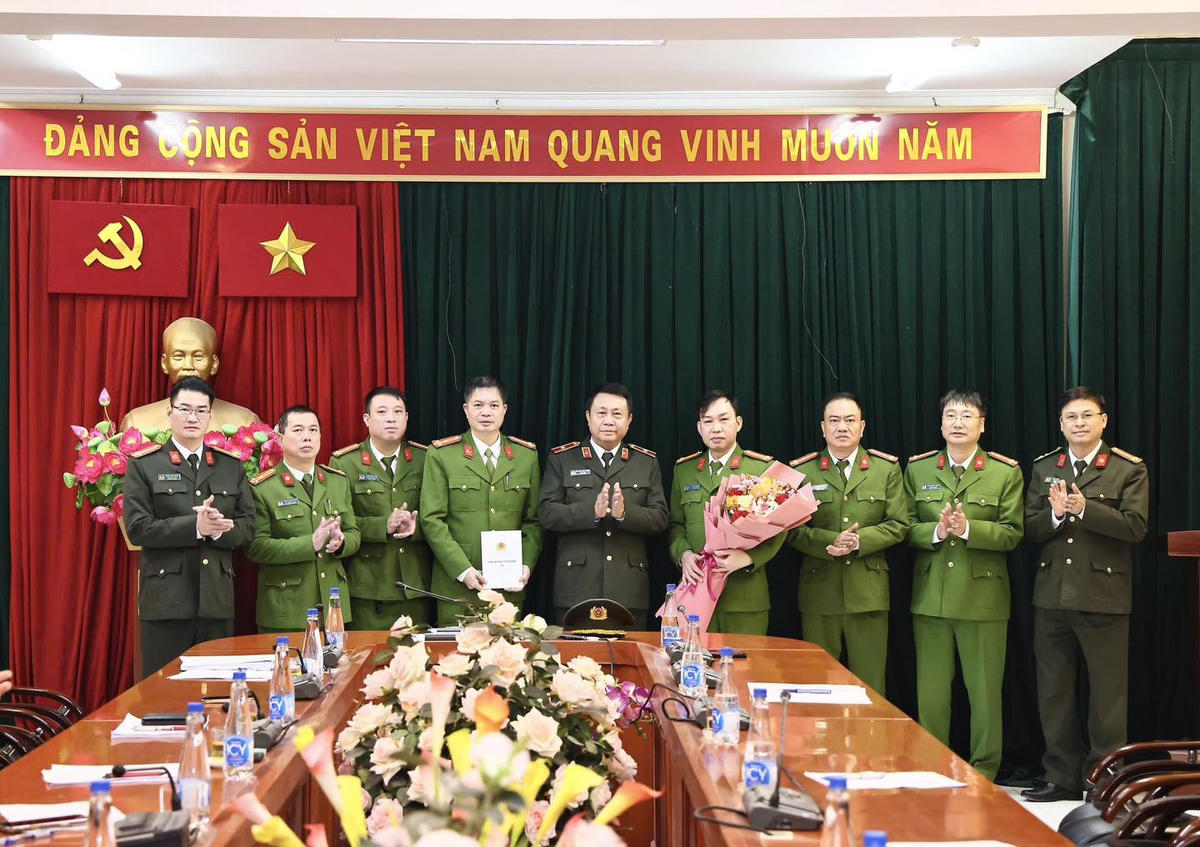 Thiếu tướng Nguyễn Đức Thuận, Giám đốc Công an tỉnh Tuyên Quang khen thưởng các đơn vị&nbsp;có thành tích xuất sắc trong công tác đấu tranh, triệt phá đường dây lừa đảo xuyên quốc gia. Ảnh: Công an tỉnh Tuyên Quang.