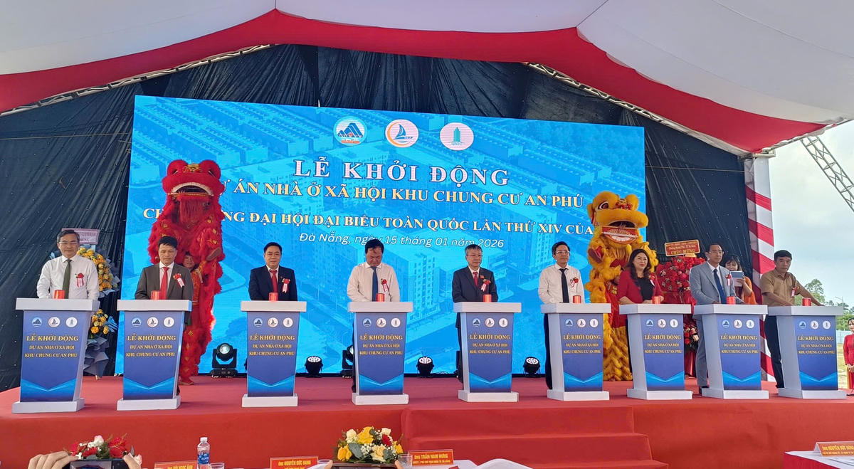 Các đại biểu thực hiện nghi thức lễ khởi công Dự án nhà ở xã hội KCC An Phú. Ảnh: Nguyễn Tín.