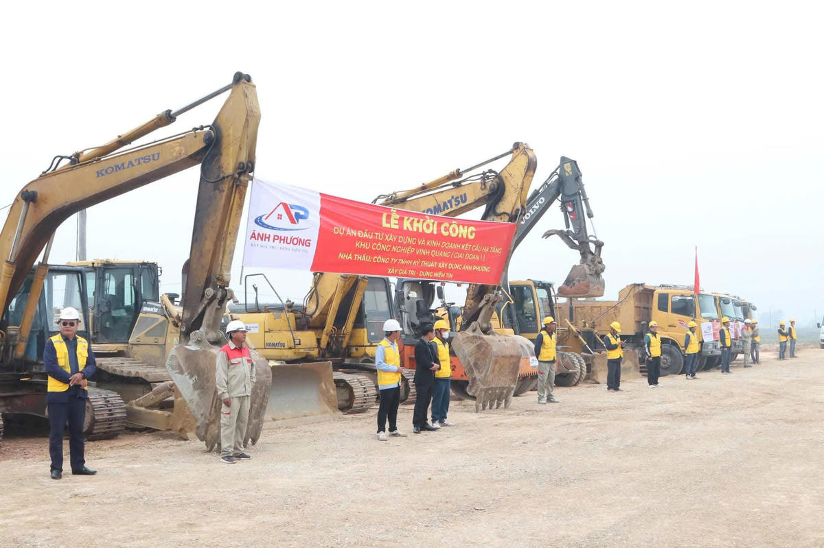 Máy móc và nhân lực đã chuẩn bị sẵn sàng tiến hành triển khai thi công. Ảnh: PT.