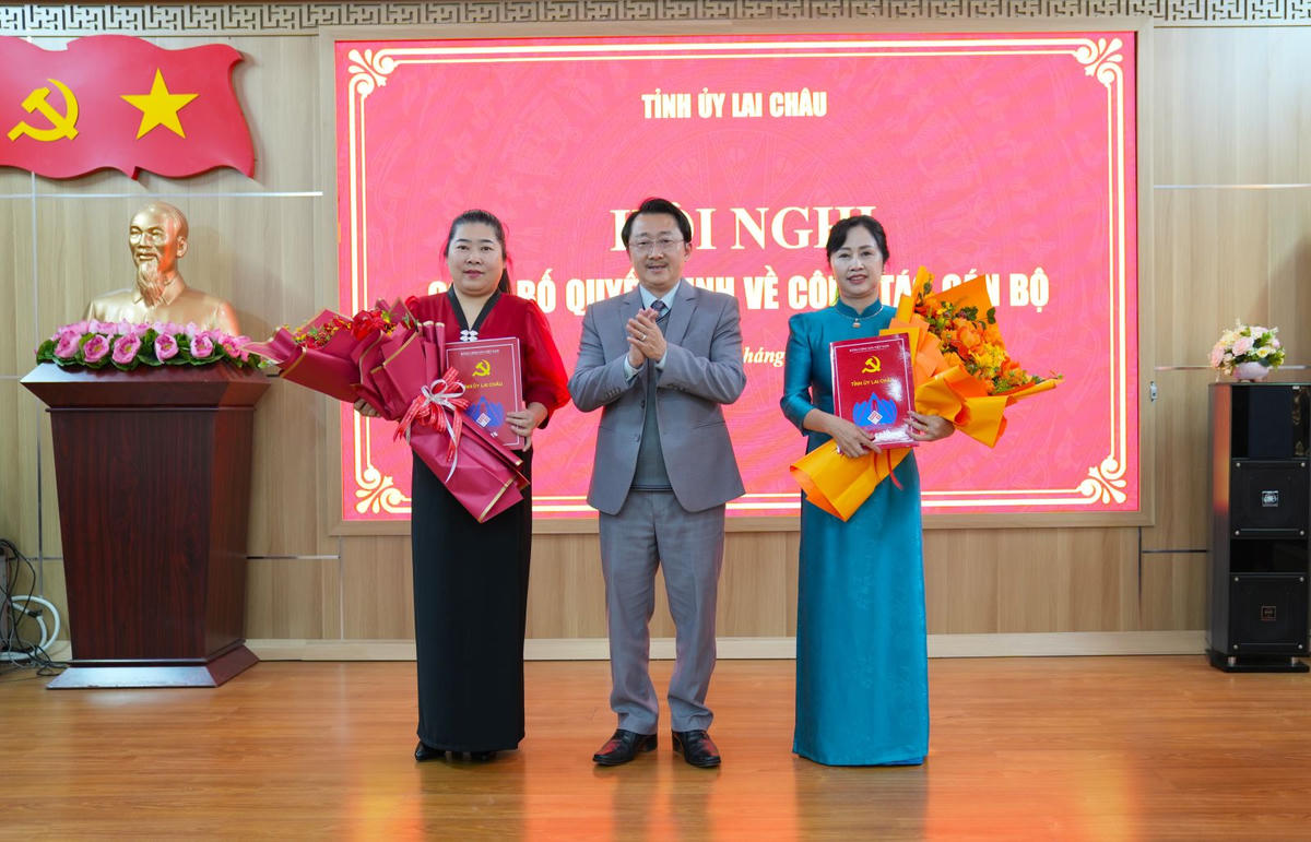 Ông Sùng A Hồ - Phó Bí thư Thường trực Tỉnh ủy, Chủ tịch Ủy ban MTTQ Việt Nam tỉnh trao quyết định cho bà Mùa Thị Lan (phải) và bà Lò Thị Hằng (trái). Ảnh: Cổng TTĐT tỉnh Lai Châu.