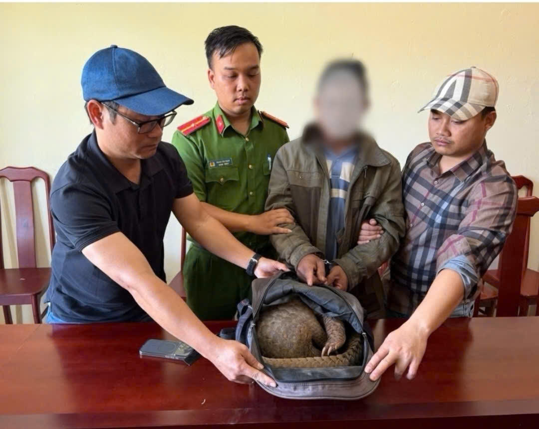 Đối tượng&nbsp;hát hiện A.K. tại cơ quan điều tra. Ảnh: CA Quảng Ngãi.