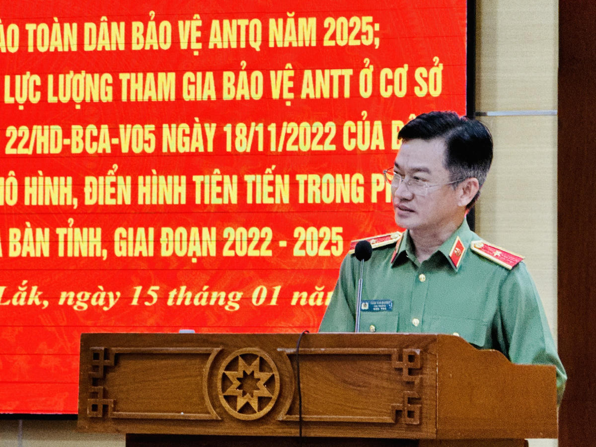 Thiếu tướng Trần Văn Dương, Cục trưởng Cục Xây dựng phong trào bảo vệ an ninh Tổ quốc (V05), Bộ Công an phát biểu chỉ đạo tại hội nghị. Ảnh: Thanh Nga.