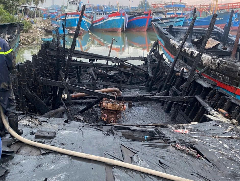 Tàu cá neo đậu tại sông Trà Bồng cháy thiêu rụi. Ảnh: CV.