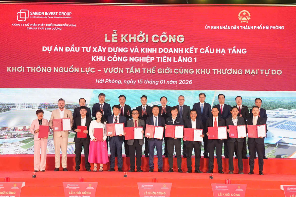 Lãnh đạo TP Hải Phòng chứng kiến các nhà đầu tư ký kết văn bản hợp tác tại lễ khởi công KCN Tiên Lãng 1. Ảnh: PT.