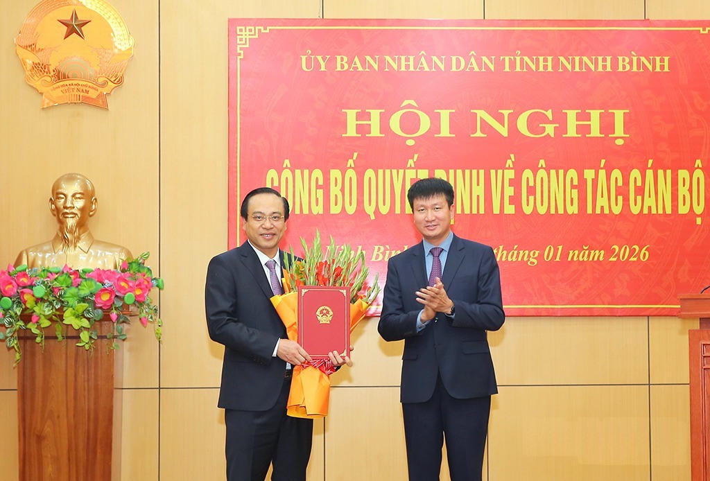 Chủ tịch UBND tỉnh Trần Huy Tuấn trao quyết định, tặng hoa chúc mừng tân Phó Chủ tịch UBND tỉnh Đặng Thanh Sơn. Ảnh: Anh Tuấn