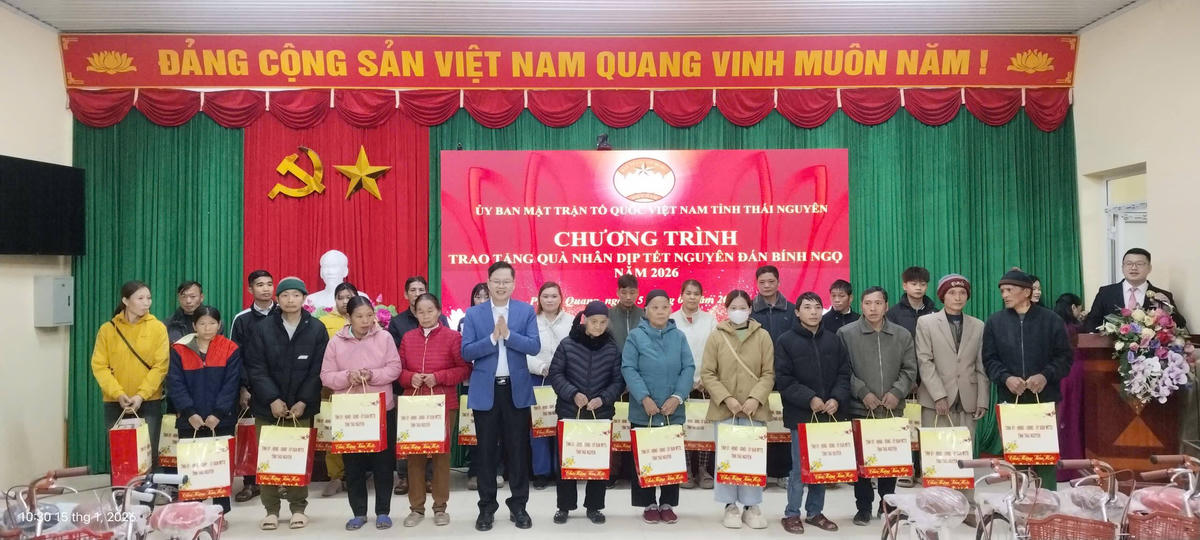 Đoàn công tác tặng quà cho người nghèo. Ảnh: Hải Ly.