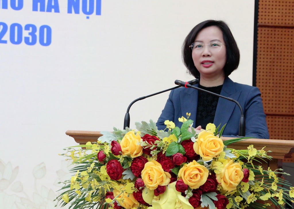 Chủ tịch Ủy ban MTTQ Việt Nam thành phố Hà Nội Bùi Huyền Mai phát biểu tại hội nghị.