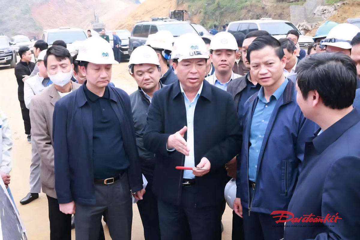 Bộ trưởng Bộ Xây dựng Trần Hồng Minh chỉ đạo trực tiếp tại hiện trường. Ảnh: TN.