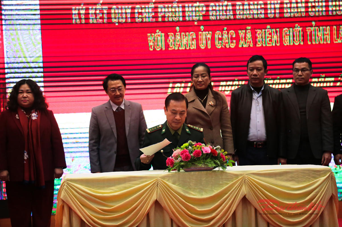 Bí thư Đảng ủy Ban Chỉ huy BĐBP tỉnh Lai Châu Nguyễn Văn Hưng và Bí thư Đảng ủy các xã biên giới ký quy chế phối hợp. Ảnh: Hân Nguyễn.