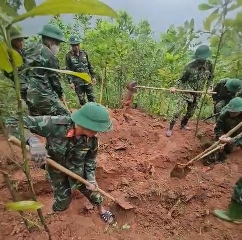 Đội 584 tìm kiếm, quy tập được 4 hài cốt liệt sĩ tại xã Đakrông, tỉnh Quảng Trị. Ảnh: QS.