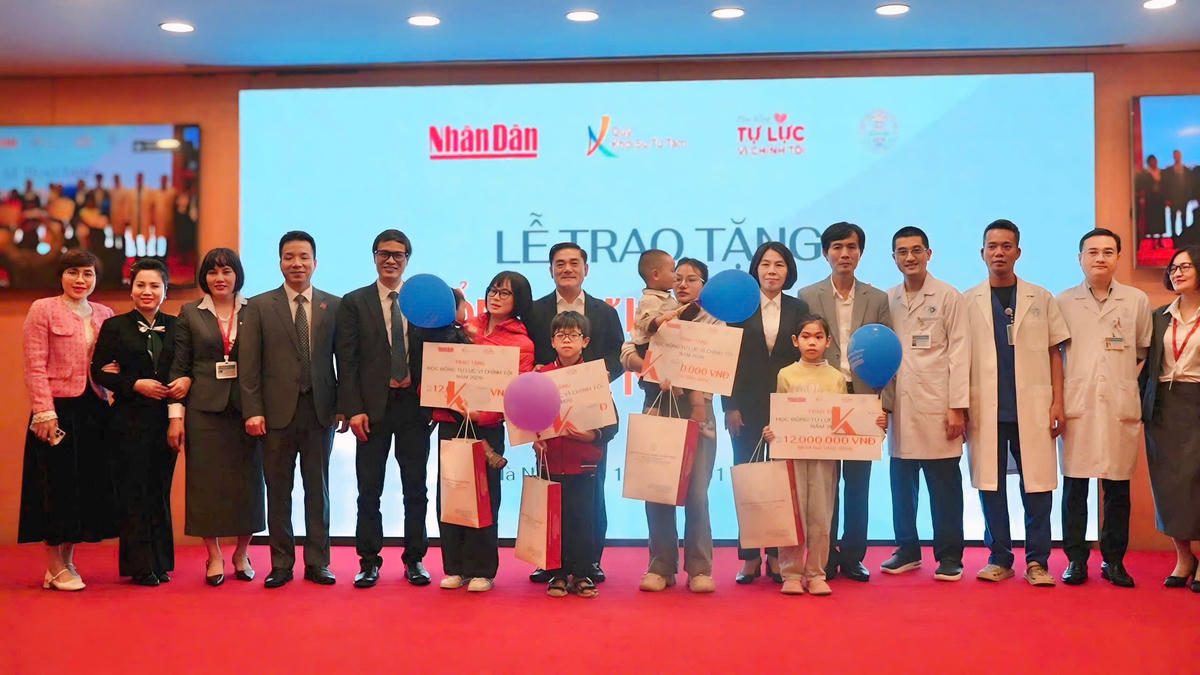 Báo Nhân Dân và Quỹ khởi sự từ tâm trao học bổng cho 4 em học sinh.