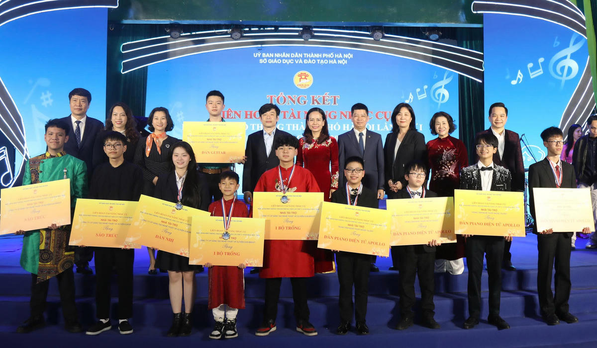 Nhà tài trợ tặng 10 phần quà cho 10 tiết mục xuất sắc tại liên hoan.