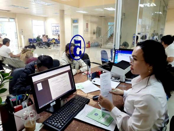 Tiếp nhận và trả kết quả cho người dân. Ảnh: T.D