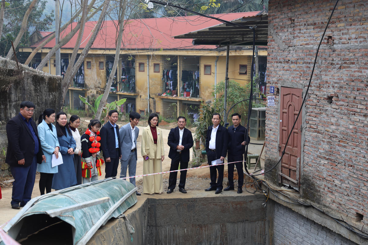 Đơn vị tài trợ kiểm tra kè chống sạt lở tuyến đường qua trường.