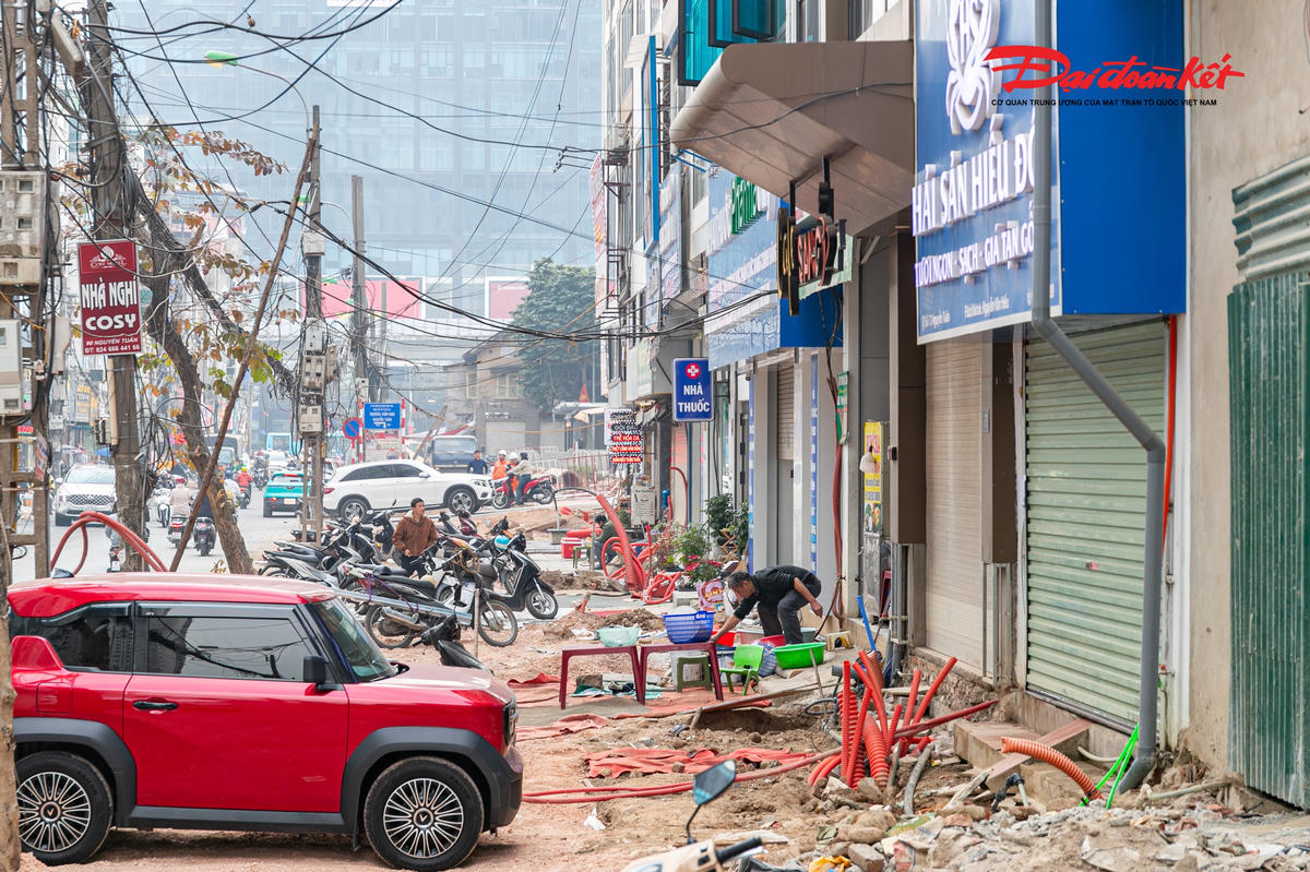 Tuy nhiên, do vướng mắc trong công tác giải phóng mặt bằng, tiến độ dự án bị chậm kéo dài. Phải đến tháng 11/2024, công tác giải phóng mặt bằng mới cơ bản hoàn tất.