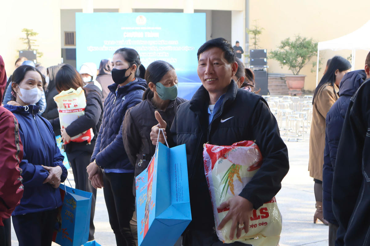 Người lao động trên địa bàn phường Thành Đông, TP Hải Phòng phấn khởi nhận quà hỗ trợ từ chương trình. Ảnh: NH. Ảnh minh hoạ.&nbsp;