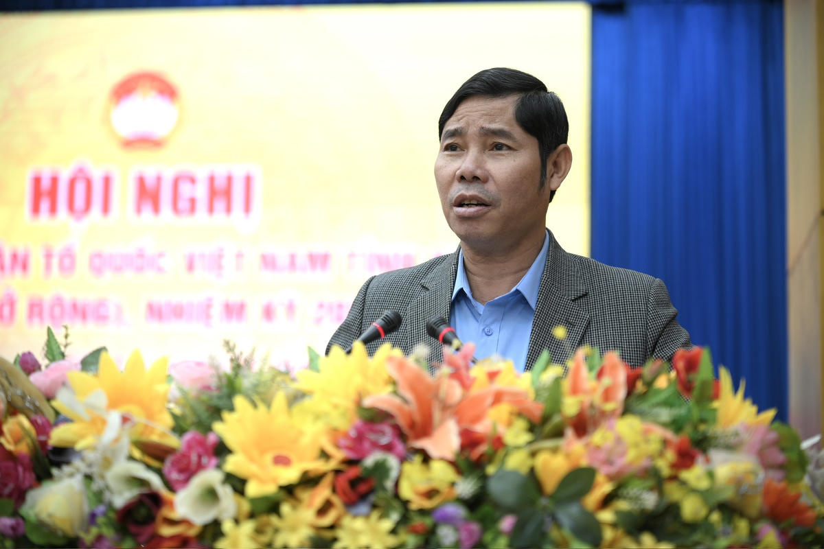 Ông Trần Minh Sơn, Phó Chủ tịch Ủy ban MTTQ Việt Nam tỉnh Gia Lai phát biểu khai mạc hội nghị. Ảnh: Tấn Thành.