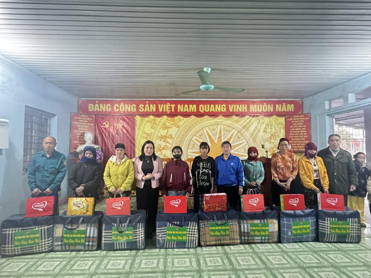 Lãnh đạo Hội Nông dân tỉnh cùng lãnh đạo xã, thôn trao những phần quà ý nghĩa cho các hộ nghèo, hộ có hoàn cảnh đặc biệt khó khăn tại thôn Lùng Hẩu, xã Lùng Tám. Ảnh: Xuân Trường.